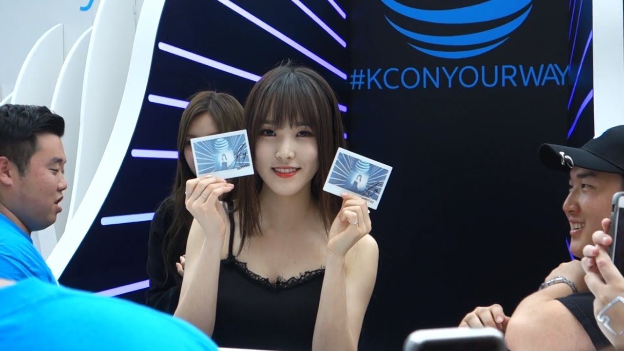 [FANCAM] 170623 여자친구 (GFriend) visits the AT&T booth at KCON New York