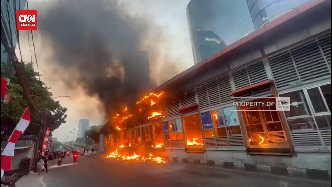 Halte TJ Tendean Terbakar