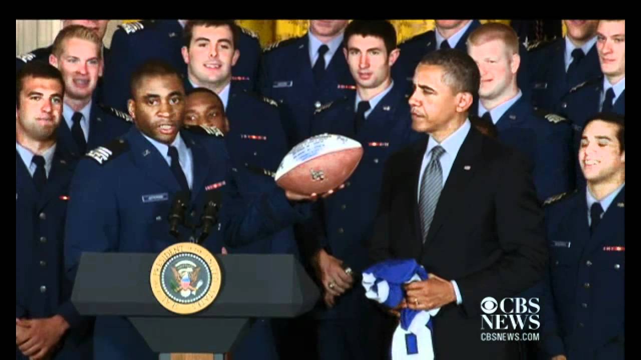 Obama strikes Heisman pose