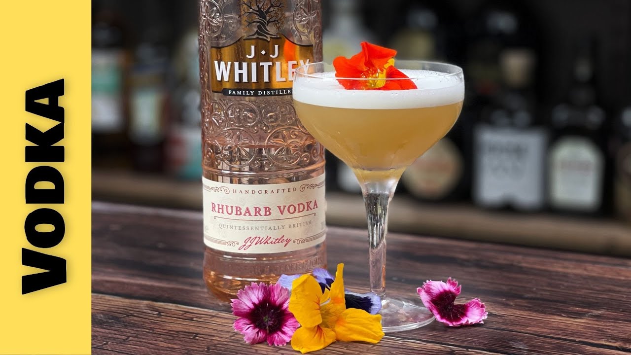 RHUBARB & ELDERFLOWER MARTINI - Fun & Easy Vodka Cocktail Inspiration