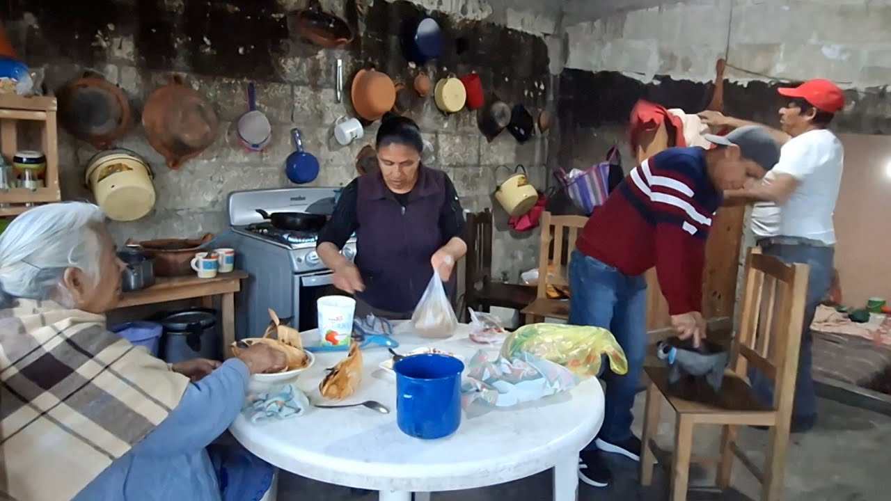 Estamos  disfrutando  una salsa de longaniza  y frijolitos y un JARRO de atole 