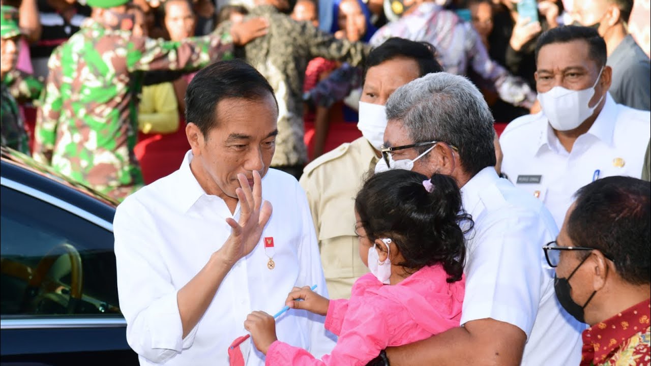 Presiden Jokowi Bagikan Bansos di Pasar Langgur, Maluku Tenggara, 15 September 2022