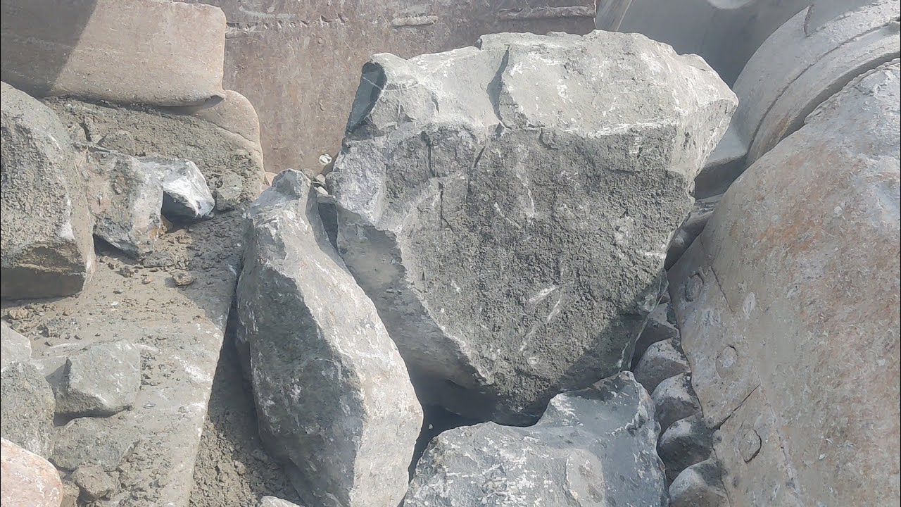 Crushing Plante Making Gravel From Black Hard Stone in Biggest Jaw Machine