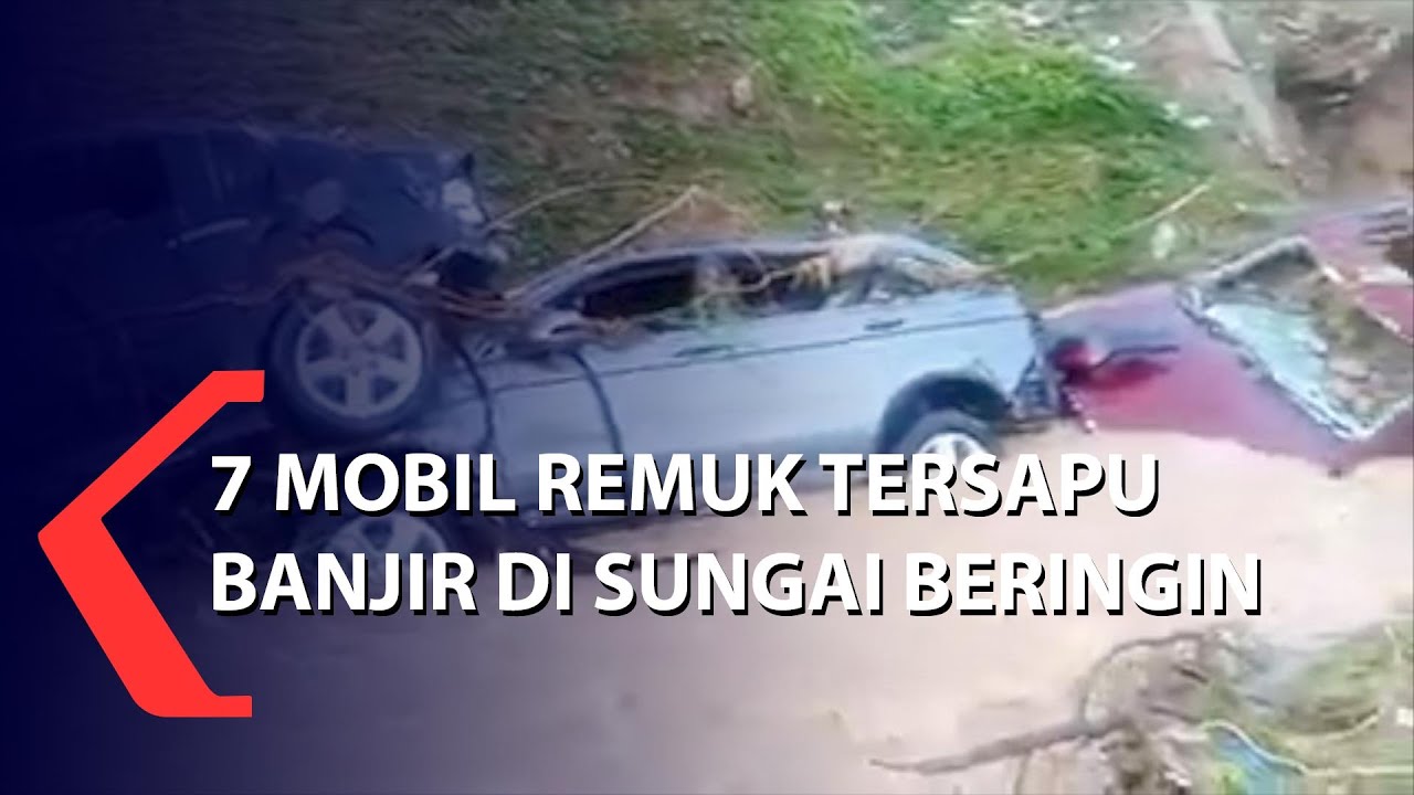 7 Mobil Remuk Tersapu Banjir di Semarang