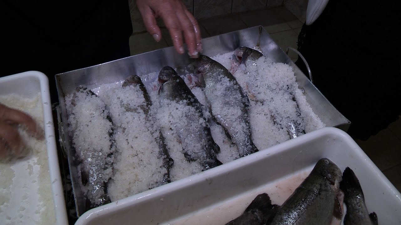 Truta no sal grosso