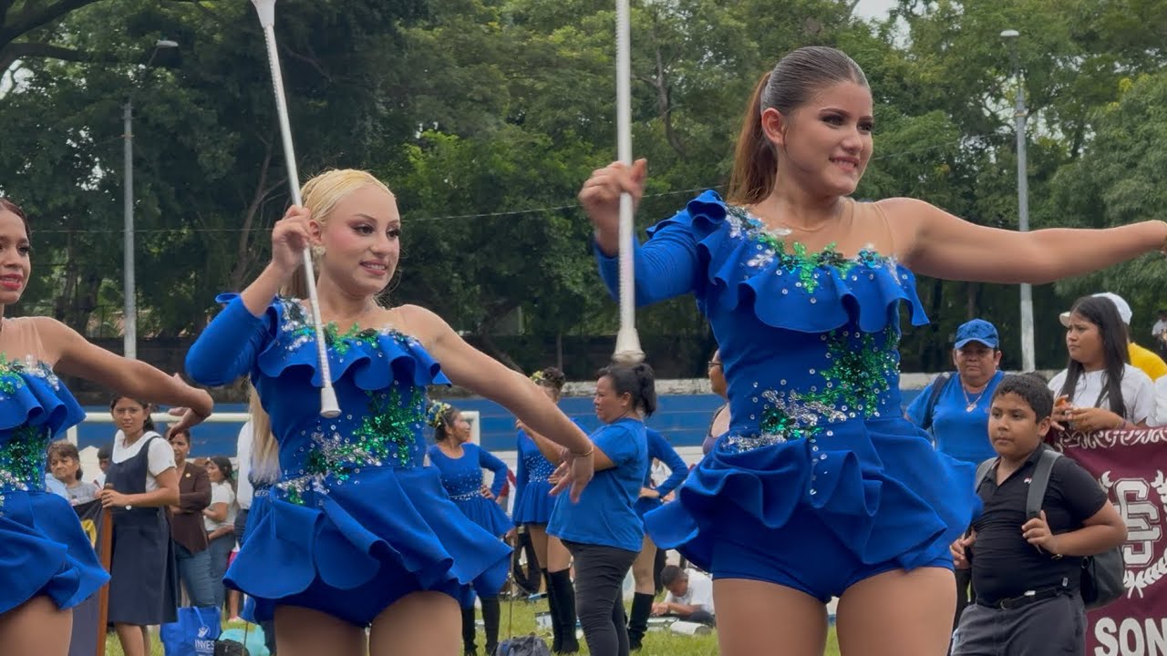 Cachiporristas de la Banda Municipal de Sonsonate Centro en el desfile del Band Fest Sonsonate 2025