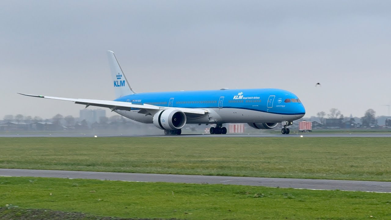 KLM 787 Landing with Powerful Reverse Thrust Spray | Amsterdam Plane Spotting