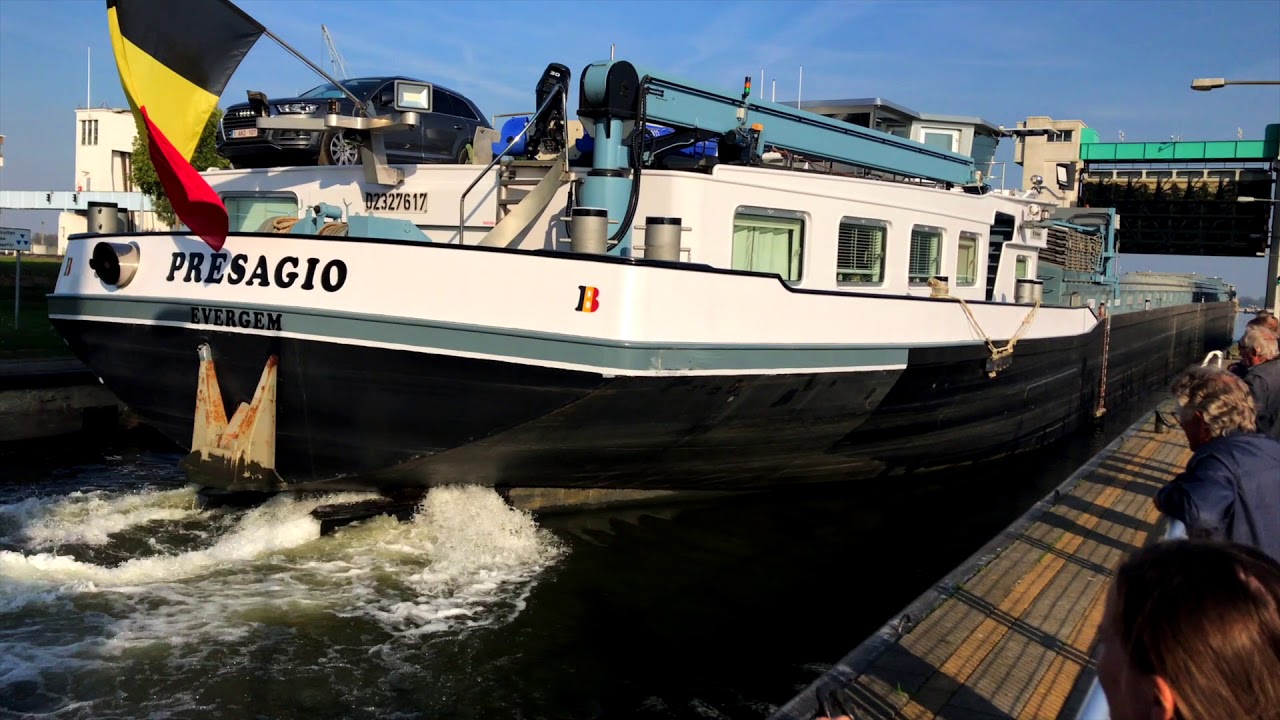 Schip door de sluizen bij Lith