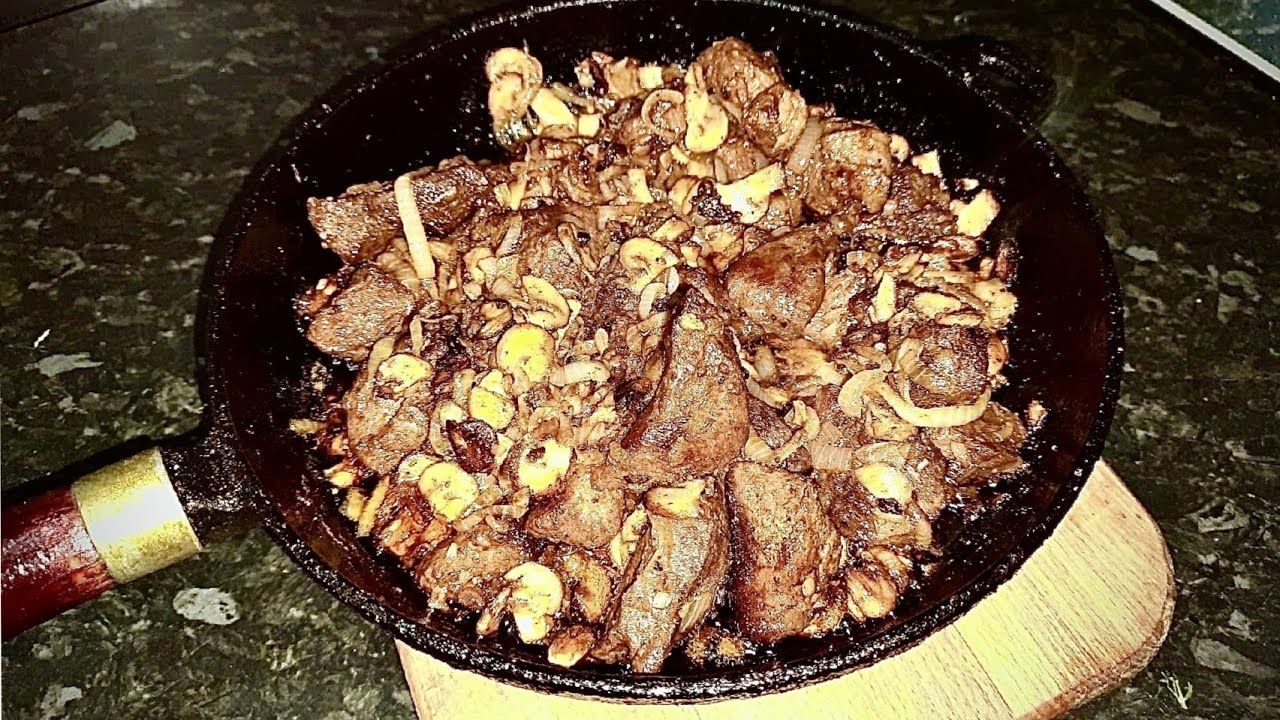 Жареное мясо с грибами и луком на сковороде. Вкуснейшее мясо на сковороде,  тает во рту.