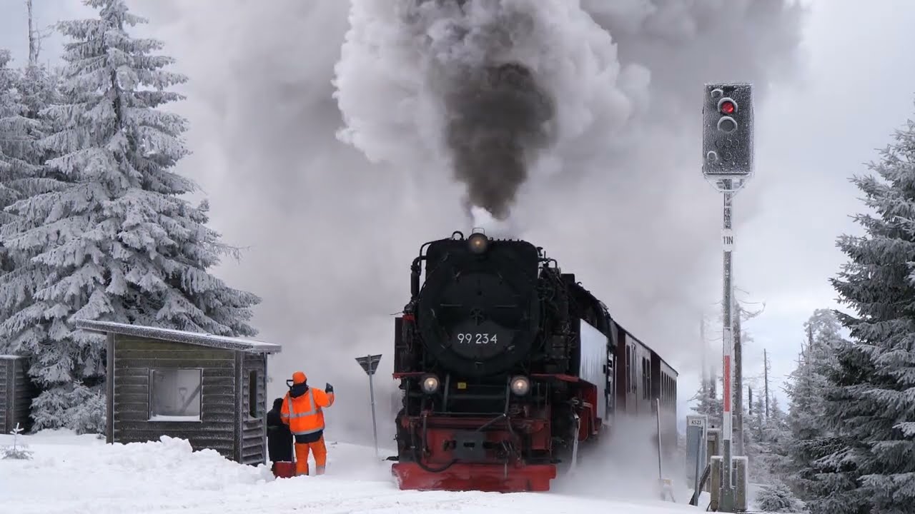 Die Brockenbahn mit Schnee und Dampf und Sonne | 11. März 2023