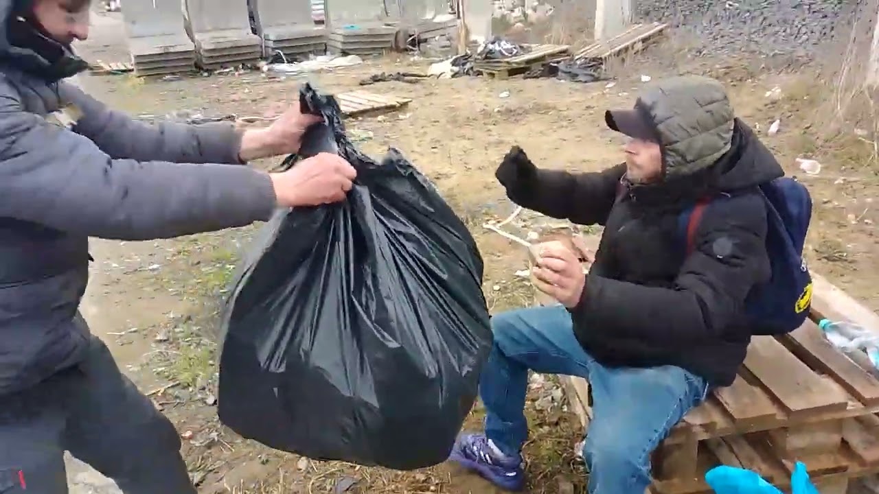 Bezdomny: Co oni znowu znaleźli w tych krzakach?! Szokujące zapasy! 😲