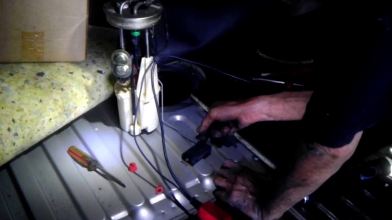 1991 Land Rover Range Rover - How To Remove Fuel Pump Part 2