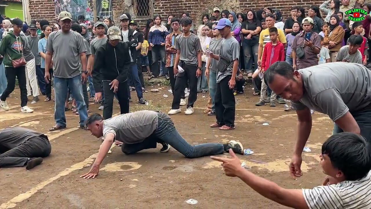 PAKAULAN KELUARGA HAJAT LULUMPINGAN SENI BENJANG TIRTA ABADI DI LEGOK BADAK
