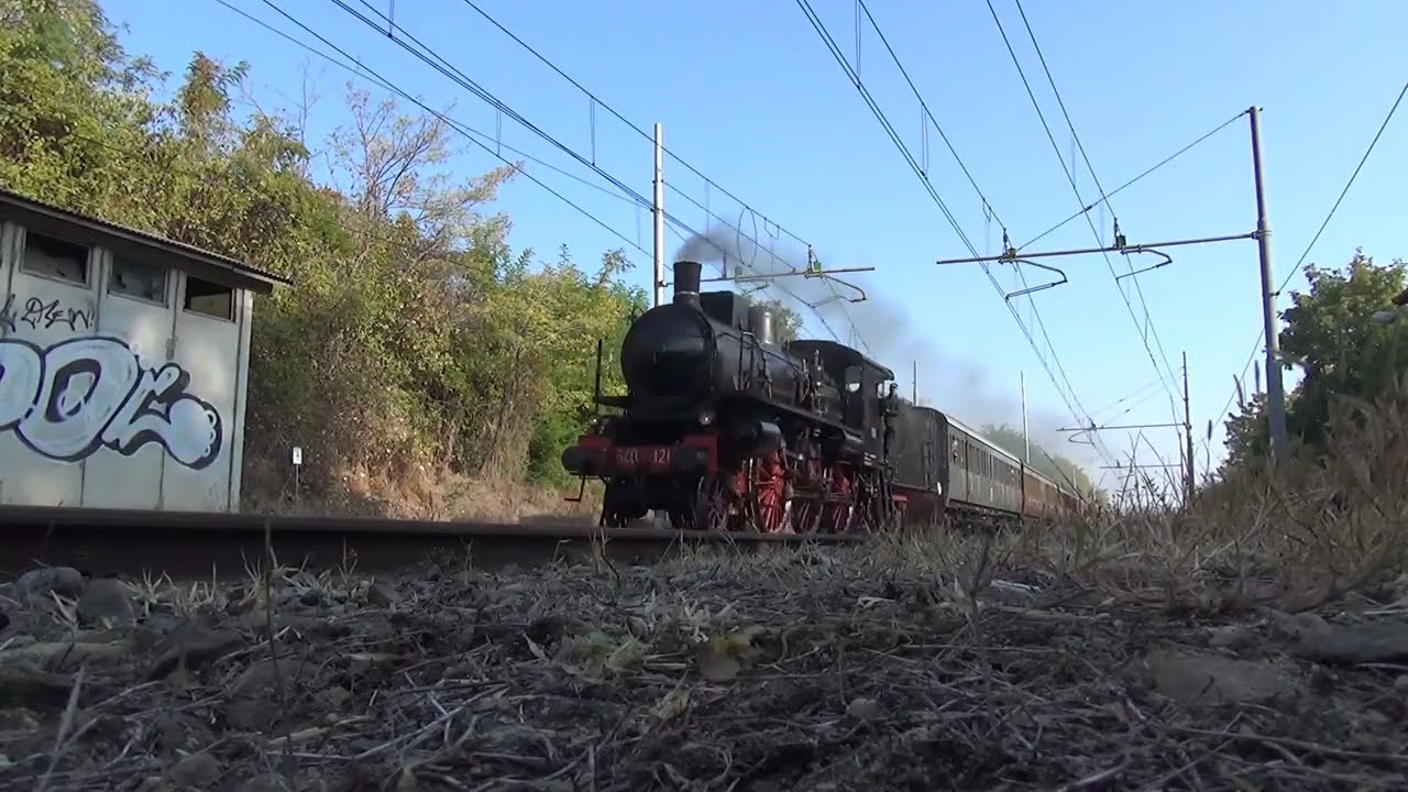VAPORIERA GR.640 121 CON TRENO STORICO IN TRANSITO A MADONNA DELL' OLMO (CN) 15 - 10 - 2017