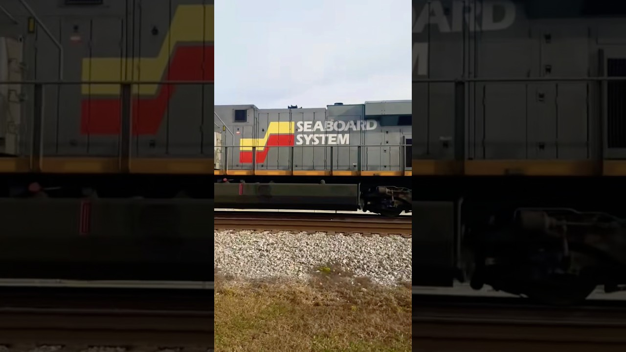 Seaboard System heritageunit with a hornshow in Elm City, NC #hornshow#heritageunit#railfanning#csx