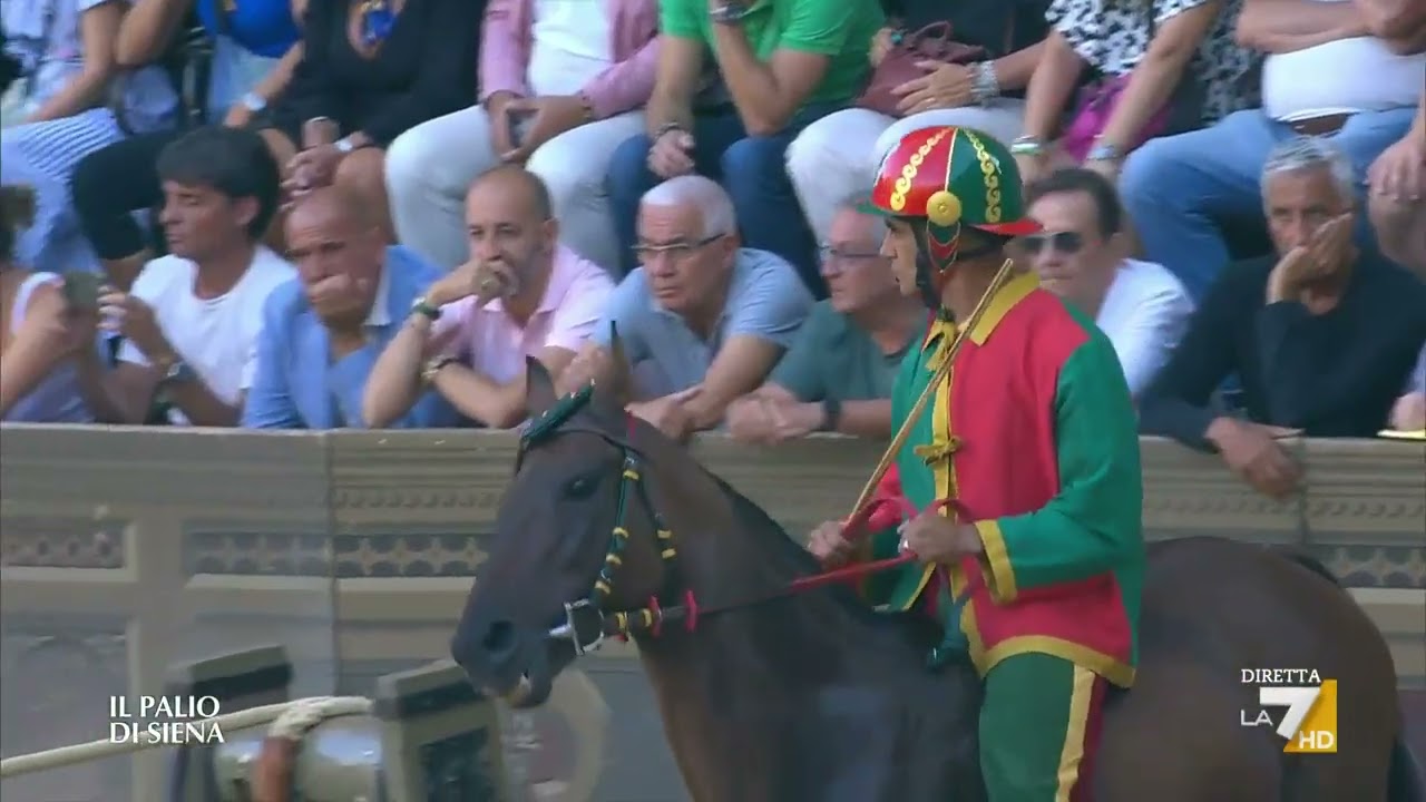 Inizia il Palio di Siena, l'ordine ai canapi dettato dal mossiere
