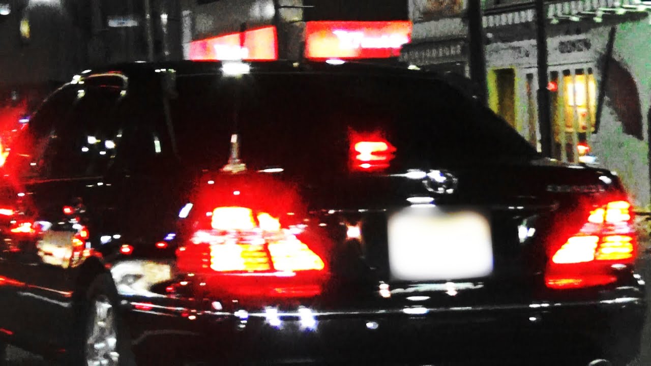 これぞMr.黒光り❗️警護車仕様のセルシオの街中走行シーン❗️街灯に照らされ黒光り度が増す❗️