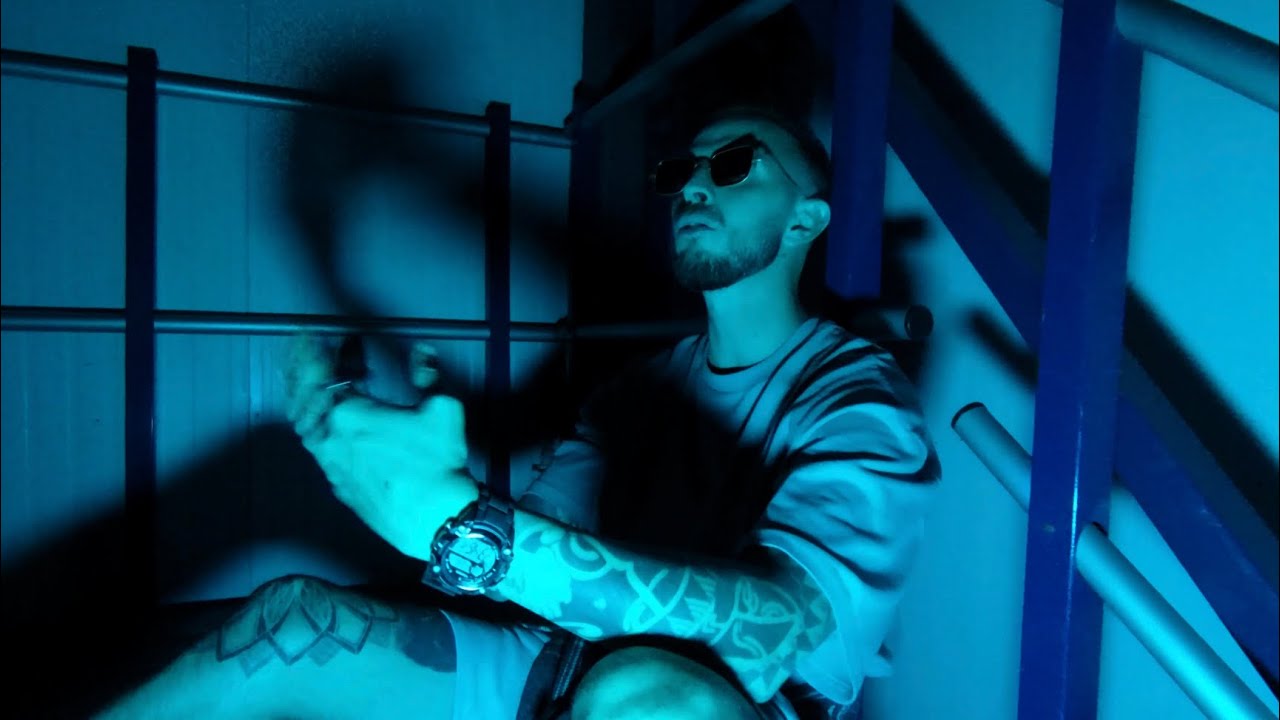 Gless - Modo Avi&oacute;n (Videoclip Oficial)