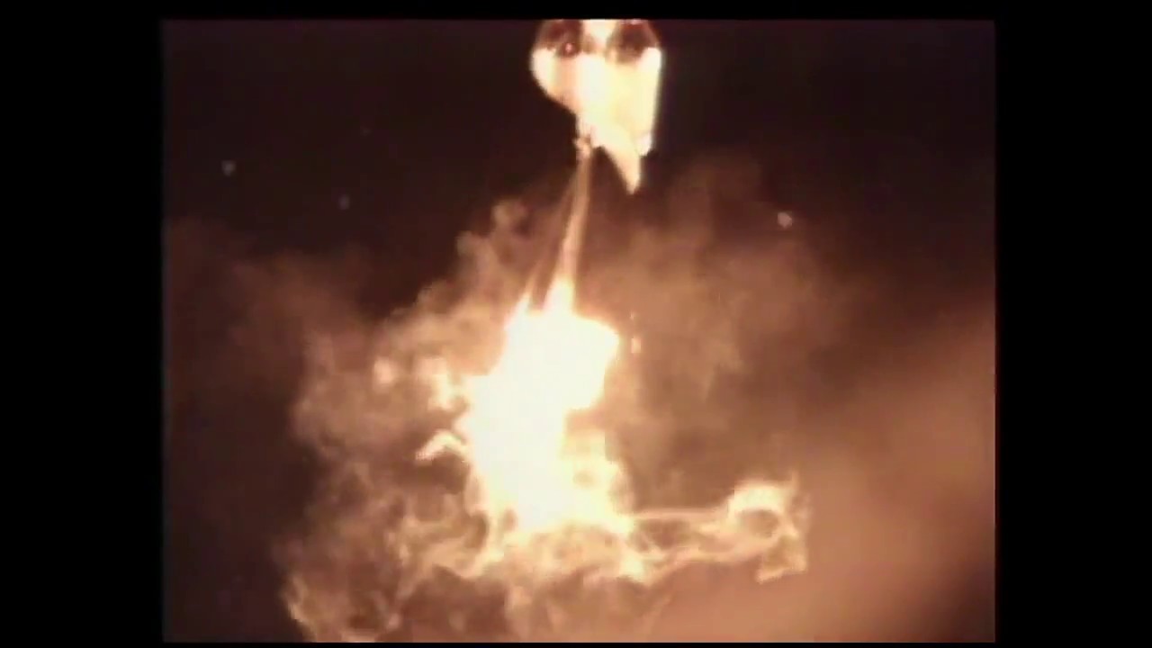 Heroes Del Silencio - Entre Dos Tierras (Official Music Video)