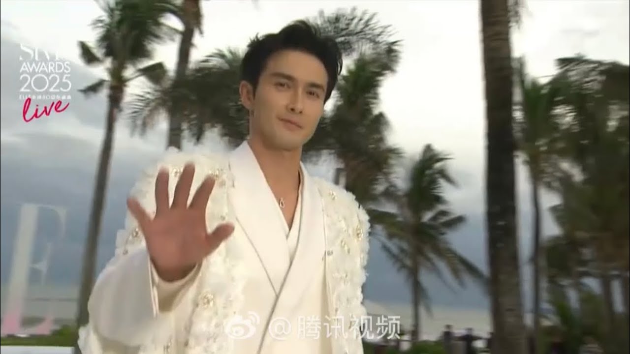 #ELLE红毯#2025#ELLE风尚大典# @深情的高伟光 白色西装搭配华丽拖地披风,帅气挺拔英气十足!首席合作视频平台@腾讯视频 #高伟光#高偉光