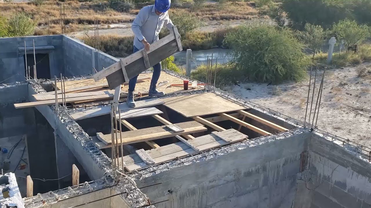 .¡QUÉ COCHINERO DE CIMBRA!..¡PURA BASURA Y PEDACERA DE MADERA VIEJA..!