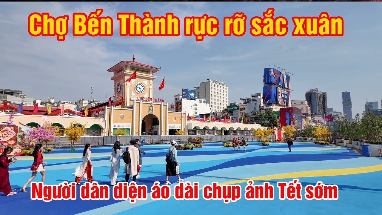 Chợ Bến Thành rực rỡ sắc xuân, người dân diện áo dài chụp ảnh Tết sớm