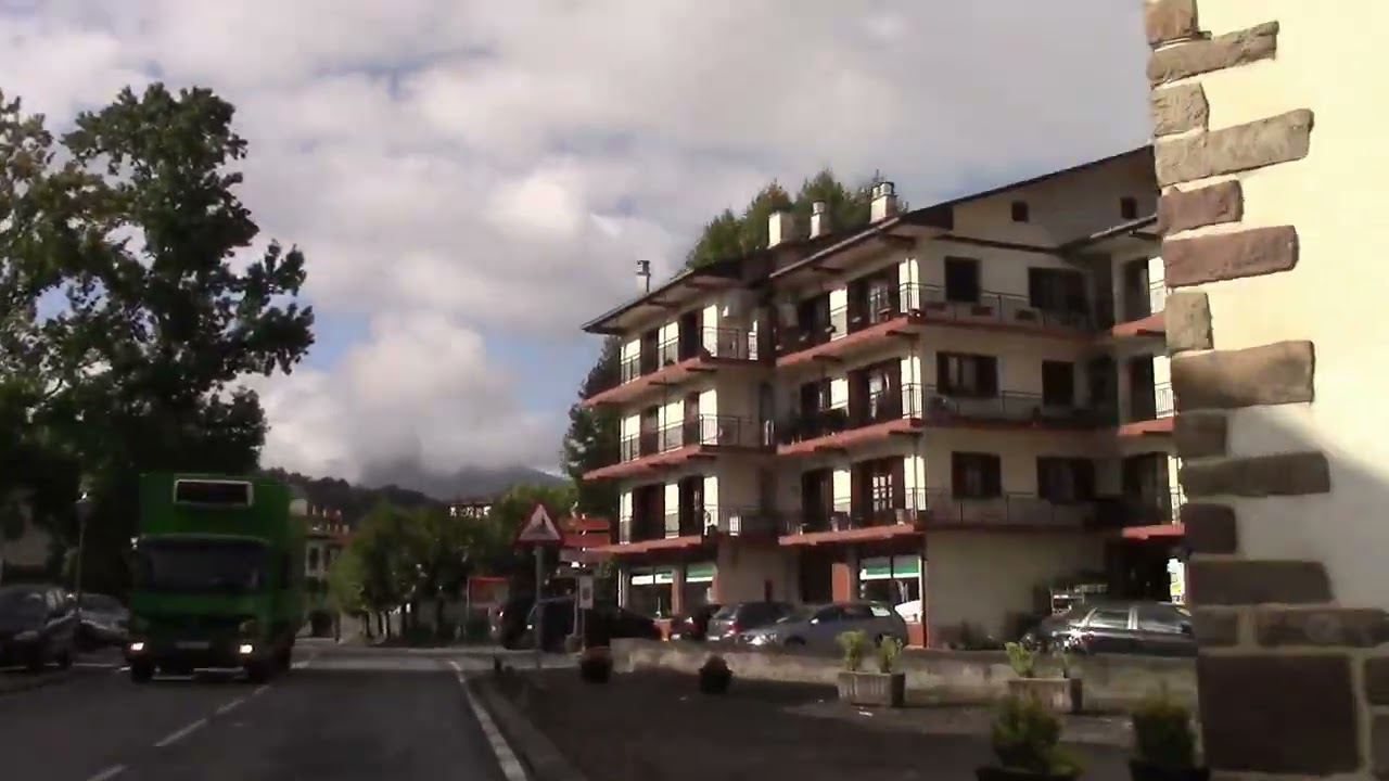 Atravesando Santesteban  - Doneztebe (Navarra)
