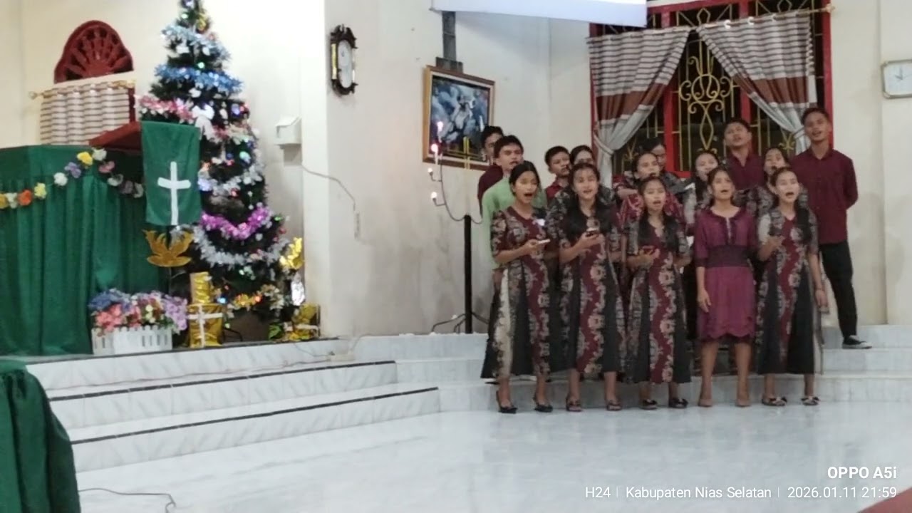 Maluo-Vocal Group Koremda GBI Tuho'owo di Perayaan Natal Koremda BNKP Maluo 