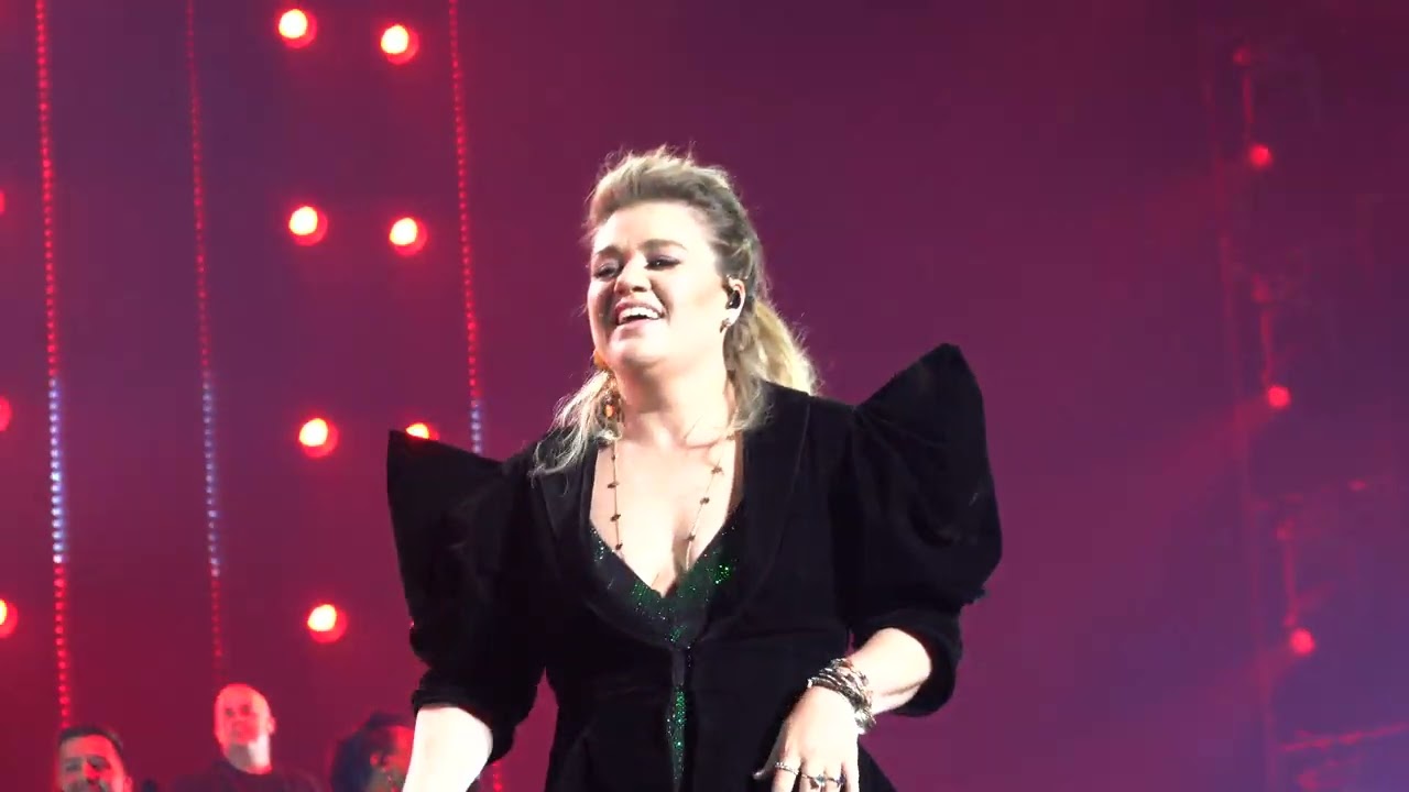 Kelly Clarkson - (2023-07-28) - red flag collector - Chemistry Residency