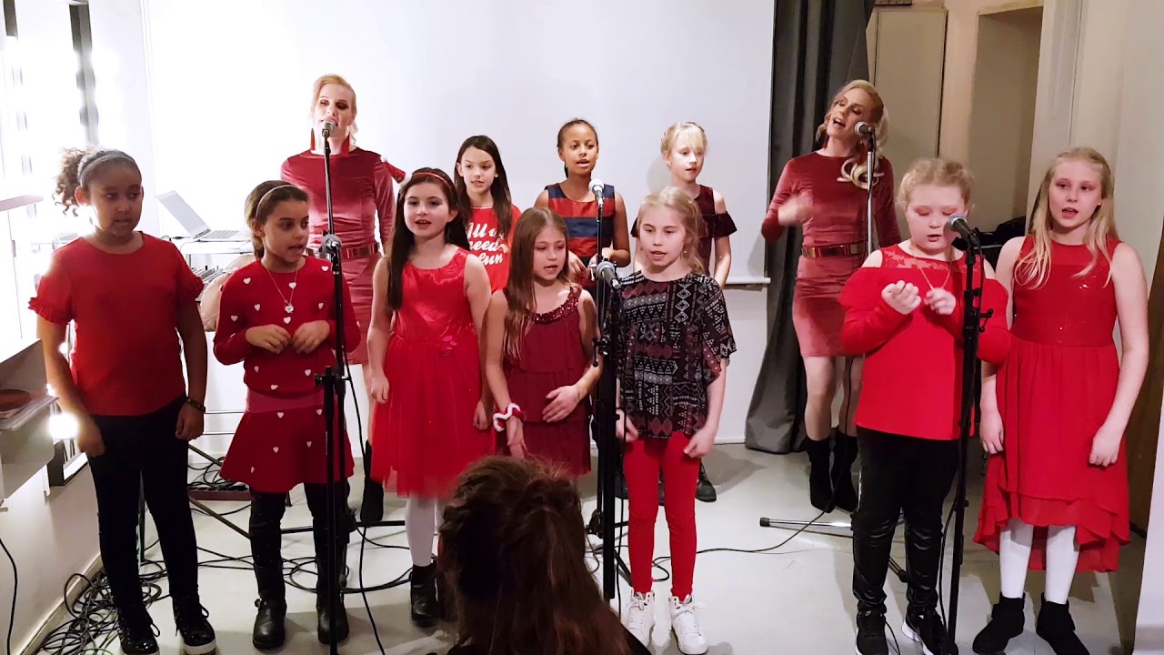 Rising Star - Feliz Navidad (live p&aring; julmingel-event)