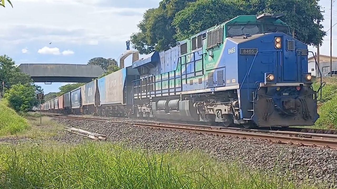 Trem graneleiro  tricotrol carregado liderado pela locomotiva ES44ACI Suzano 8465