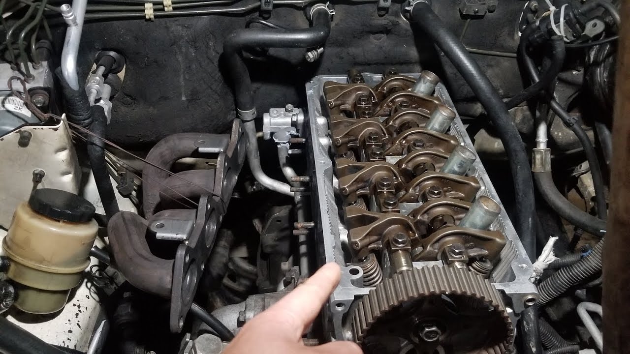 Instalando los ejes de levas(flautas) de las válvulas admisión y escape de motor 4G69 Mitsubishi16V 