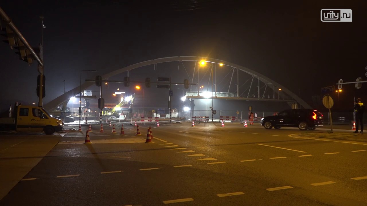 Iconische loopbrug in enkele uren gesloopt