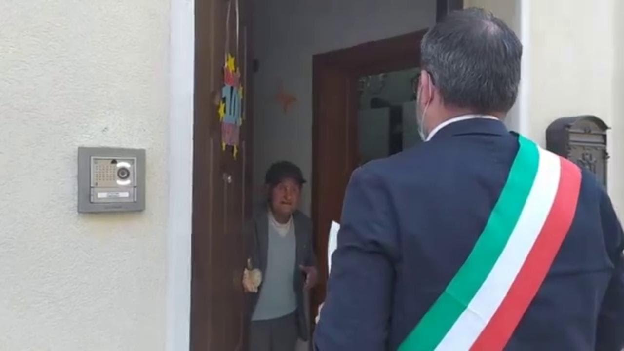 Nonno Carlo compie 100 anni e il sindaco lo rimprovera prima degli auguri: 
