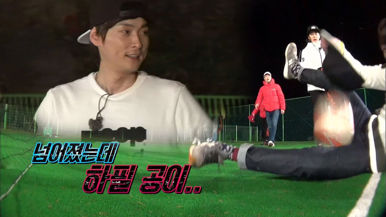 쌈자 민경훈, 족구 도중 남자라면 공감할 응급 상황 ‘아찔’ @런닝맨 406회 20151122
