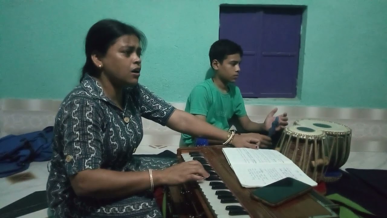 বেতার শিল্পী ঝুমা ব‍্যাপারীর গানের স্কুলে খোল সঙ্গতে বর্ণ প্রতিম বোলের, ইং ২৪/০৪/২৫