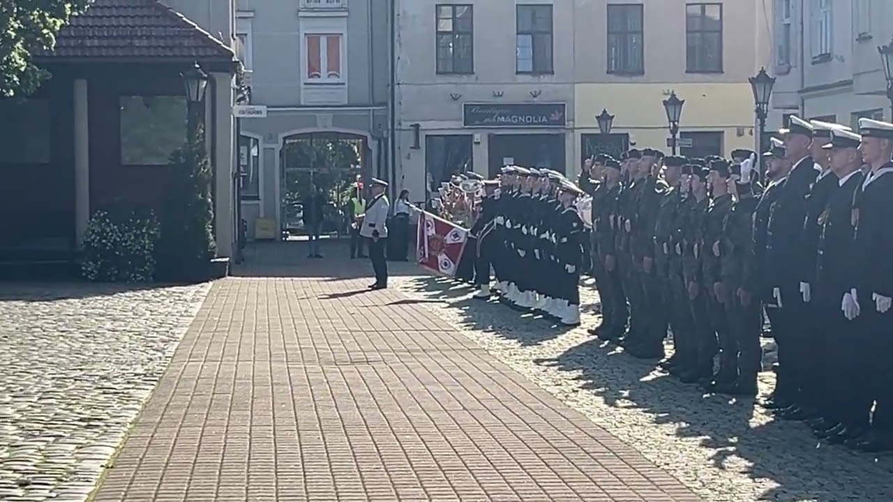 Przysięga w Batalionie Dowodzenia Marynarki Wojennej Wejherowo. Hymn Polski 