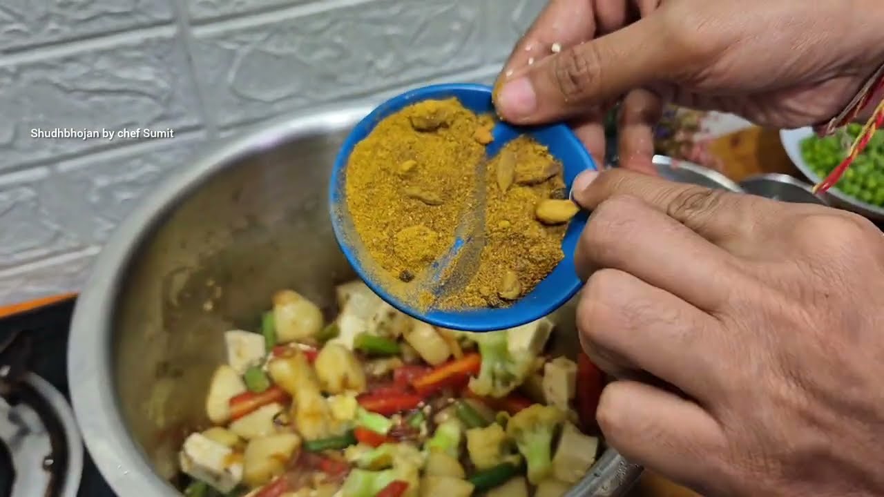 बस एक सीक्रेट से बनाएं सर्दियों की खास रेसिपी – वेज पुलाव स्पेशल ग्रेवी के साथ