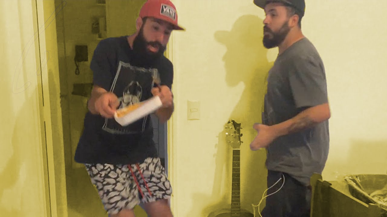 ELE TOMOU SUSTO COM A JANTA NA MÃO