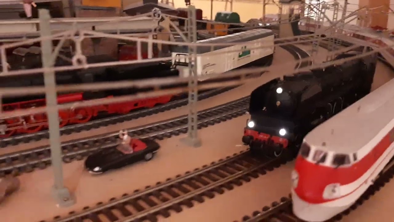 241 A 65 SNCF Trix ref.22941 e Ce 6/8 I Kofferli n.14 2020 SBB Marklin ref.39253. Suonatori.