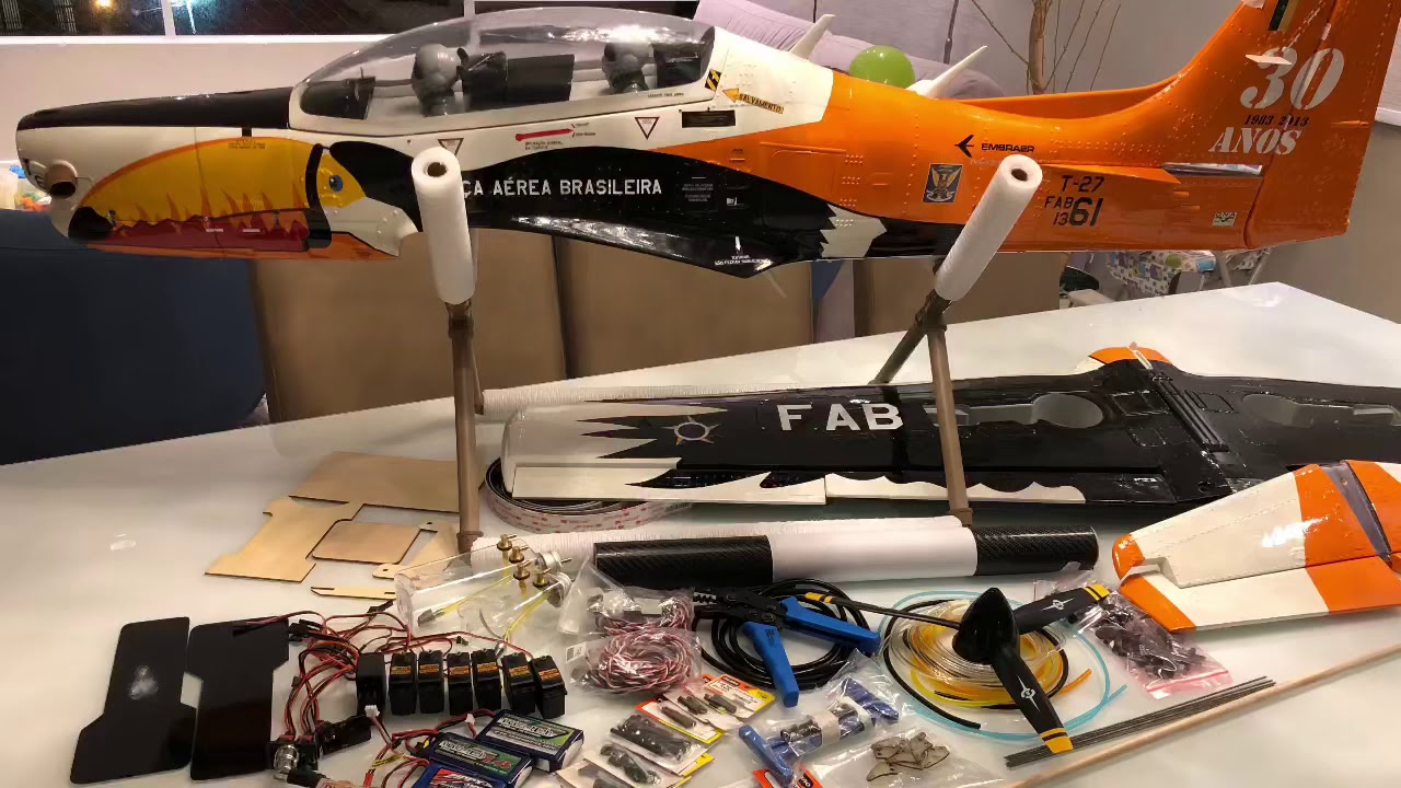 Montagem e voo de aeromodelo Tucano T27 com motor DLE20RA