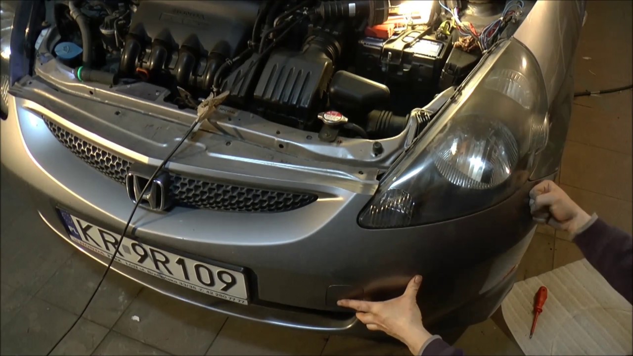 Jak wymienić żarówkę H4 w Honda Jazz - jak poluźnić zderzak, demontaż zderzaka i reflektora