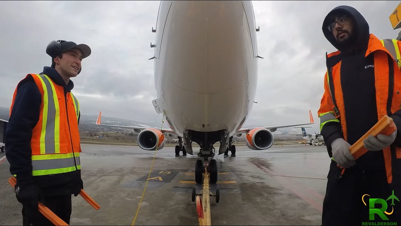 Ramp Agent POV, Air North (Yukon's Airline). Kelowna - Vancouver #aviation #airportlife #ramplife