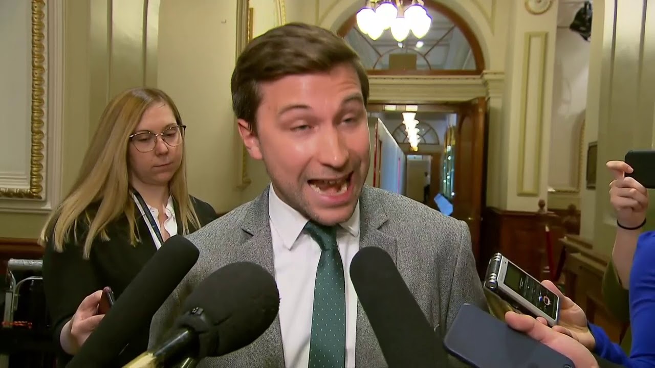 L'opposition commente la d&eacute;claration de la ministre Isabelle Charest sur le hijab.
