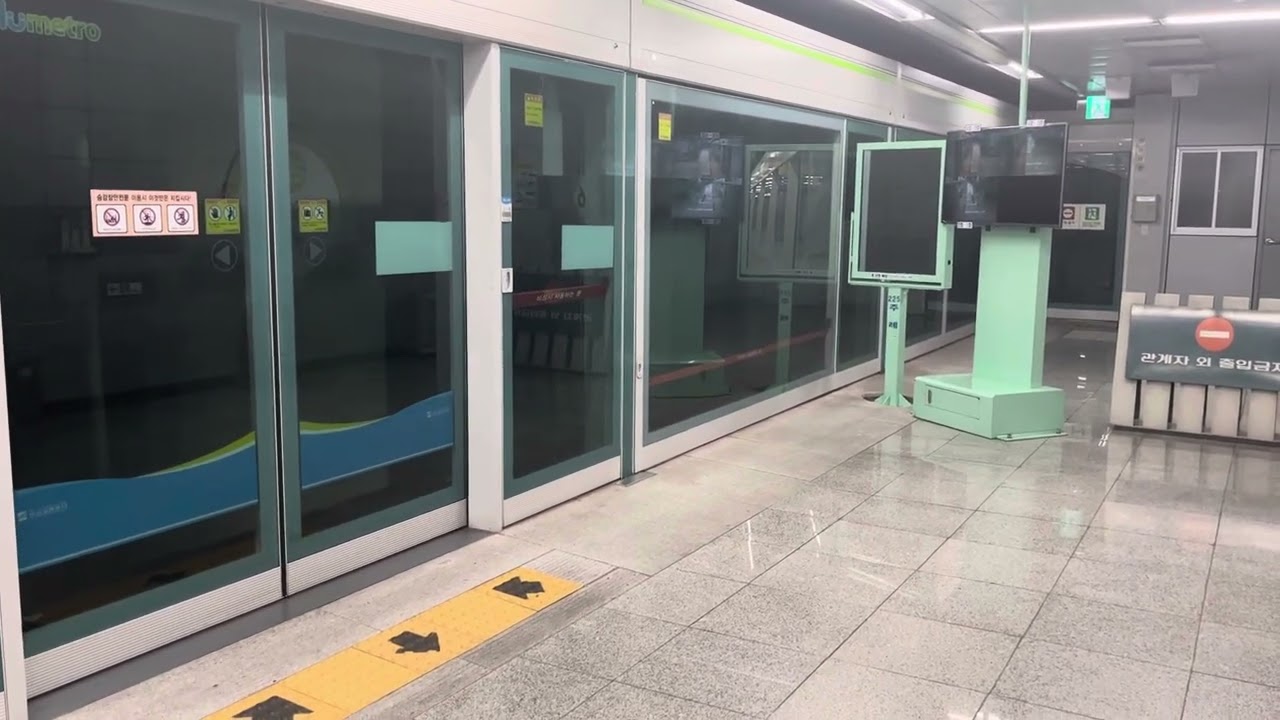 부산 도시철도 2호선 235편성 BTC2230 양산행 열차 주례역 진입