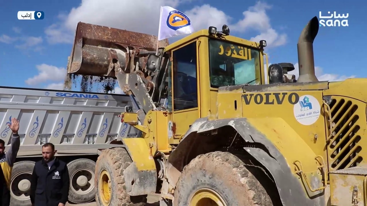 إطلاق حملة لإزالة وترحيل الركام من مناطق خان شيخون ومعرة النعمان وجسر الشغور بإدلب
