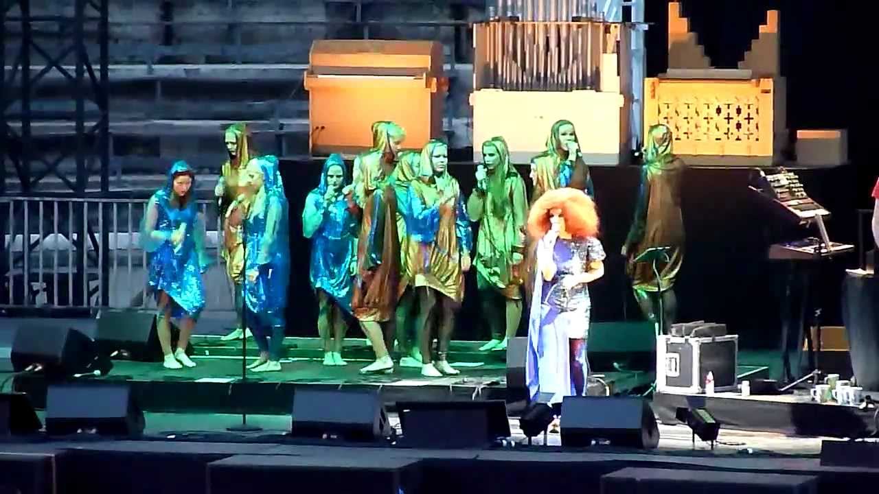 Björk   Nîmes   2012 06 27   Hidden Place + Crystalline