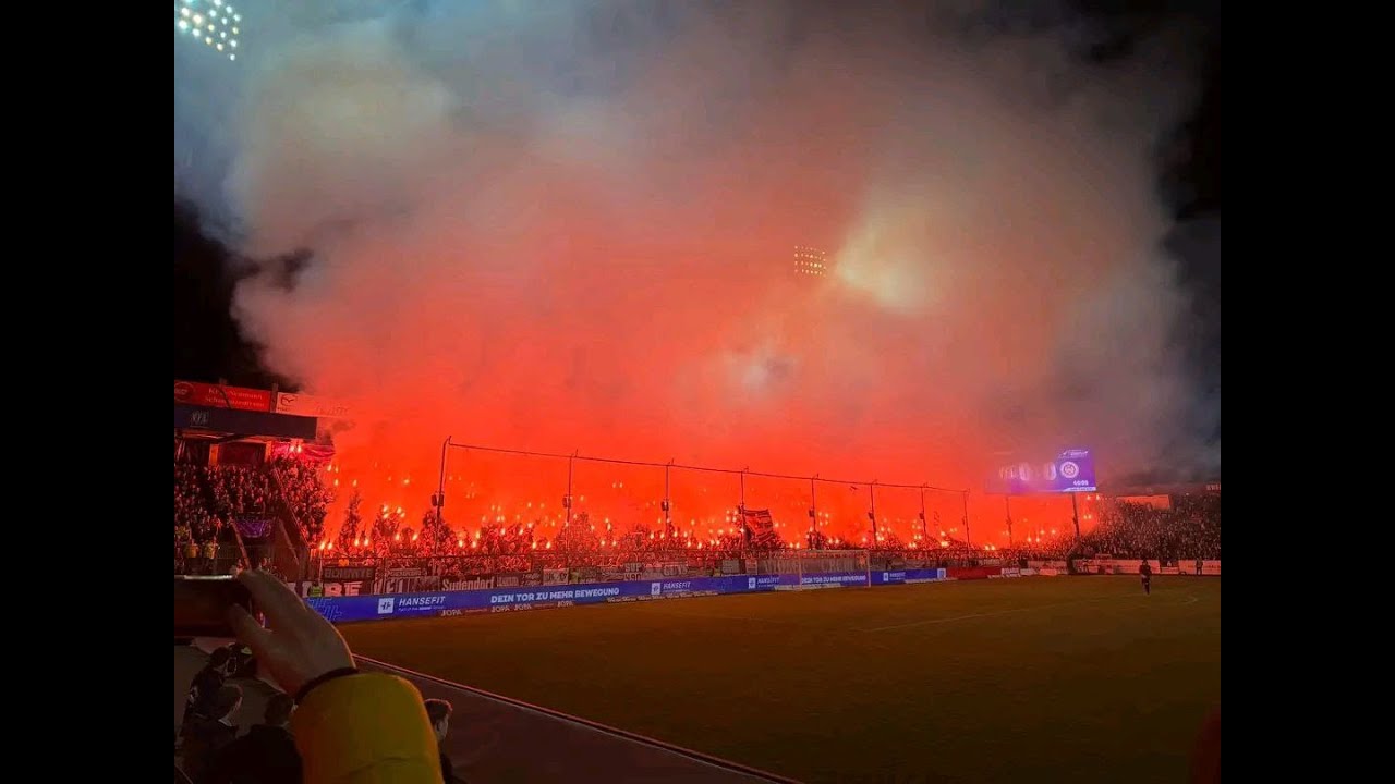 Choreo & Pyro der Osnabrück-Fans 