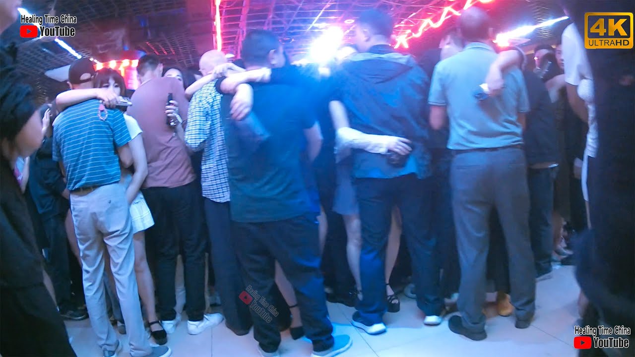 2025.10.22 Dance with beautiful women and experience the ballroom life together