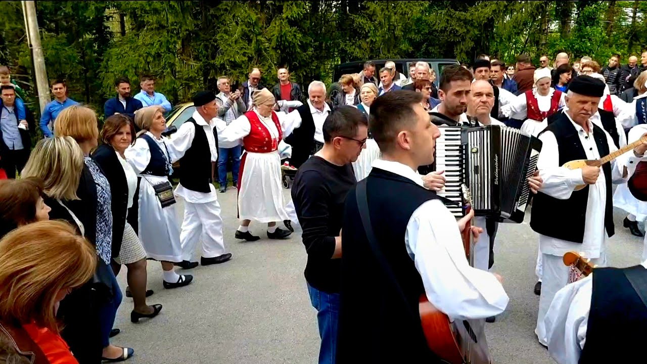 @ĐIPAC ISPRED CRKVE NA PROSLAVI SVETOG JURJA U LAĐEVCU 2023-SVIRAČI LAĐEVČANI I SVETI MIHOVIL...